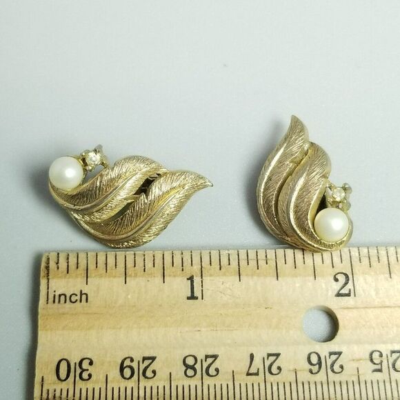 Vintage Crown Trifari Gold Tone Faux Pearl Clip On Earrings Retro Estate, Signed - Picture 5 of 7
